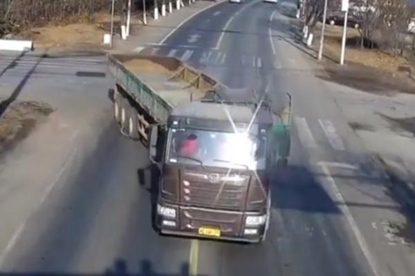 OVAJ SNIMAK GLEDAJTE NA SOPSTVENU ODGOVORNOST: Kamion ga pokupio i vukao po ulici! (VIDEO)
