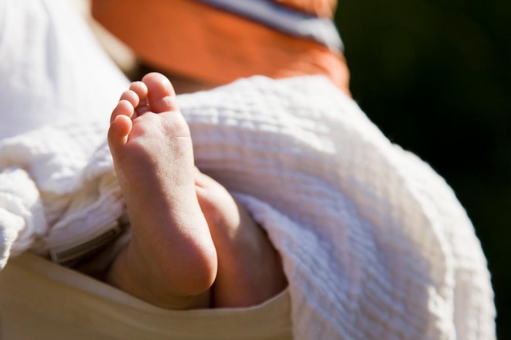 Beba rođena sa KORONA VIRUSOM: Lekari sumnjaju da se zarazila još u MATERICI!