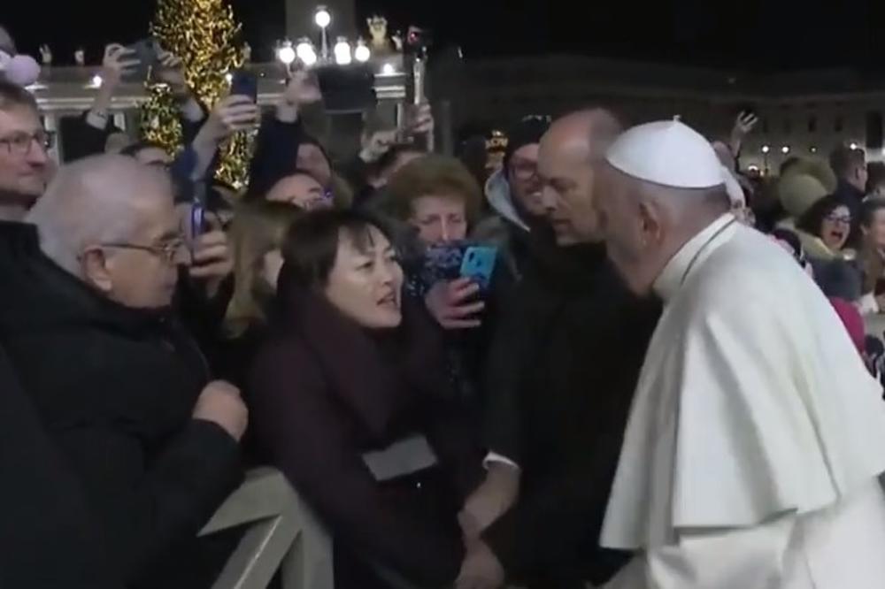INCIDENT U VATIKANU: Žena uhvatila papu Franju za ruku i povukla ga! Nikad viđena reakcija poglavara!