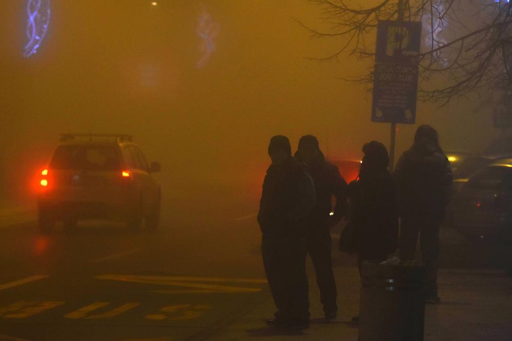 U NOVOM PAZARU SE NE VIDI PRST PRED OKOM: Gusta magla u gradu, vozači, oprez! (FOTO)