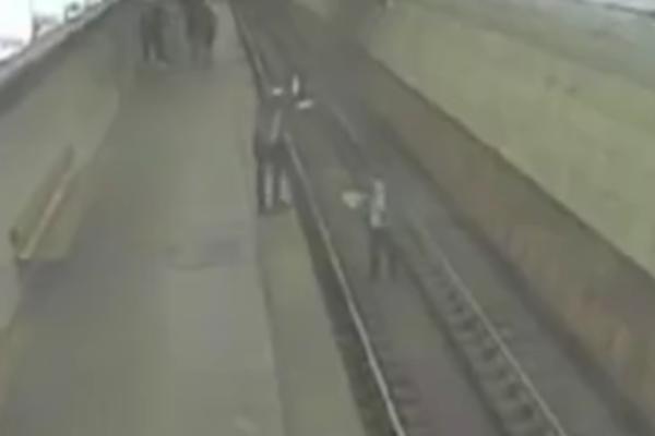 VIŠE POVREĐENIH U BRISELU! Muškarac nožem napao putnike u metrou!