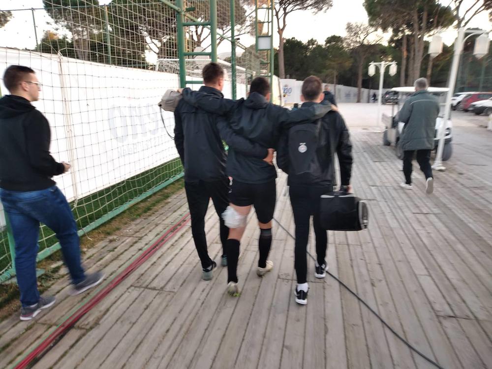 Doktor i fizioterapeut prate Lutovca do hotela posle utakmice  