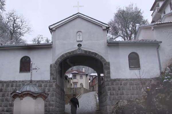 KOSOVO I METOHIJA: Polomljen putokaz do manastira Draganac!