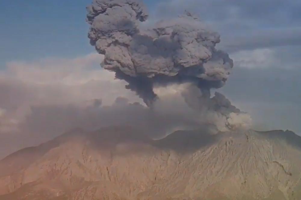 INDONEZIJA: Proradio najaktivniji vulkan na ostrvu Java! UŽARENA LAVA SE SPUŠTALA DUŽINOM OD 1.500 METARA