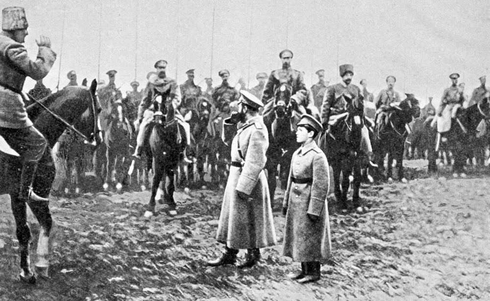 Car Nikolaj II Romanov sa vojskom