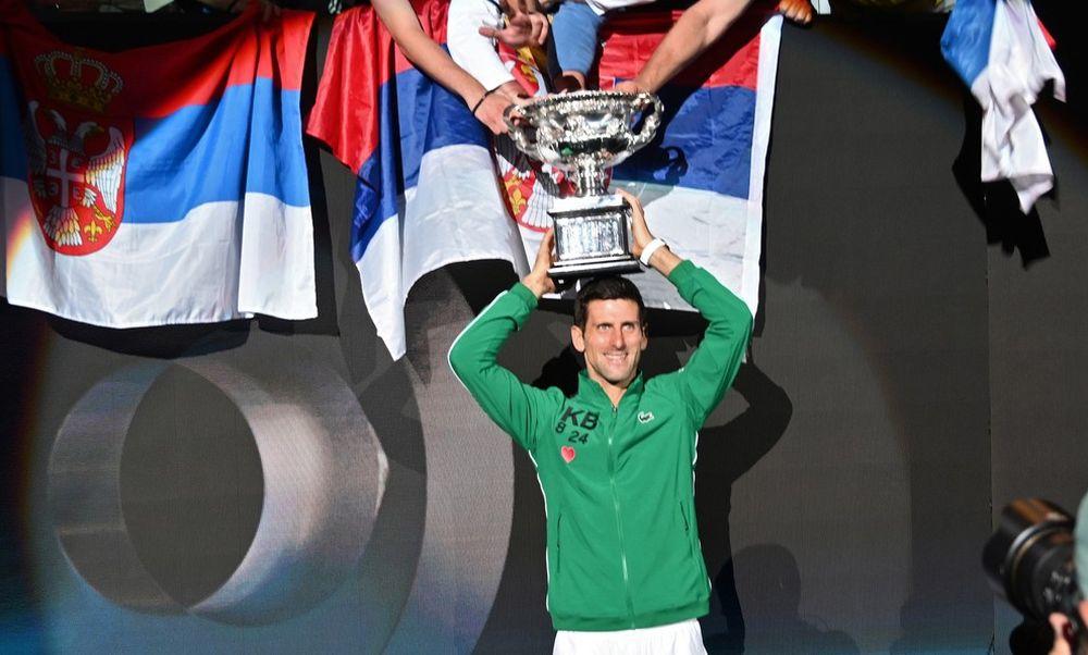 Novak Đoković sa peharom Australijan opena 