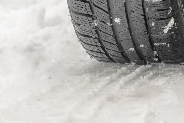 NEMA BRZE VOŽNJE: Vozači, PAMET U GLAVU, pročitajte OVE SAVETE, ne igrajte se snegom