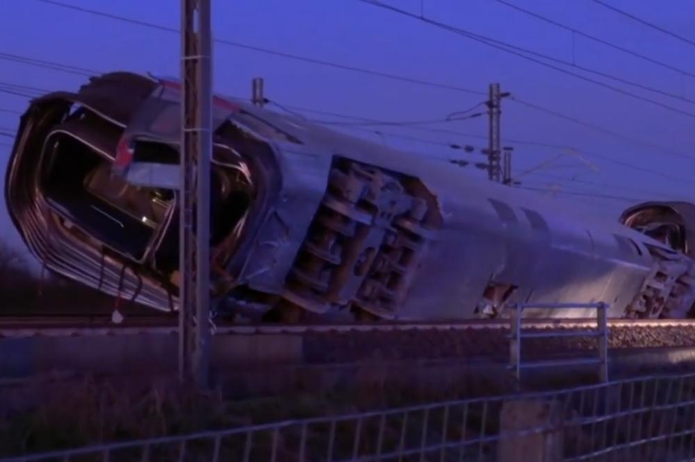 HOROR NA SEVERU ITALIJE: Voz izleteo iz šina, mašinovođa stradao! Snimak je STRAŠAN (VIDEO)