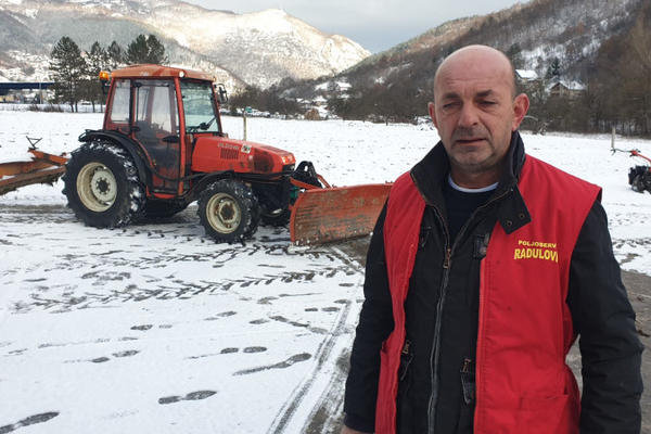 U SRPSKOM SELU NE MOGU DA SAHRANE POKOJNIKE ZBOG SNEGA: Jovan traktorom čisti put do seoskog groblja