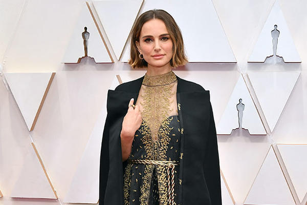 Natali Portman na haljini imala izvezena imena žena režisera koje ove godine nisu predložene za Oskara