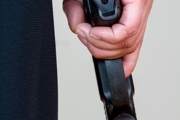 OPTUŽEN OSAMNAESTOGODIŠNJAK ZA NEDOZVOLJENU PROIZVODNJU ORUŽJA: Lažnim pištoljem pretio radnicima na pumpi