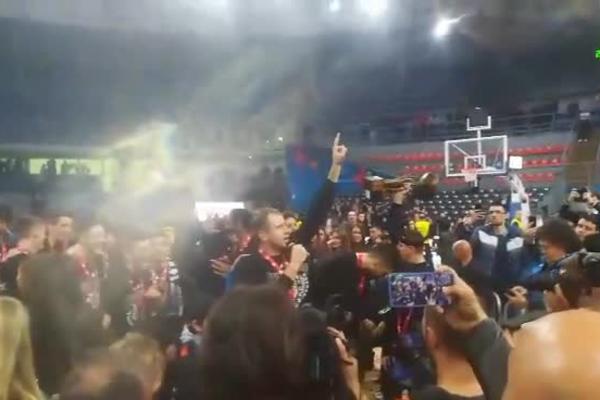 CRNO-BELA FEŠTA POSLE POBEDE U KUPU: Novica uzeo mikrofon i izazvao euforiju, Danilovićev sin slavio pored njega!