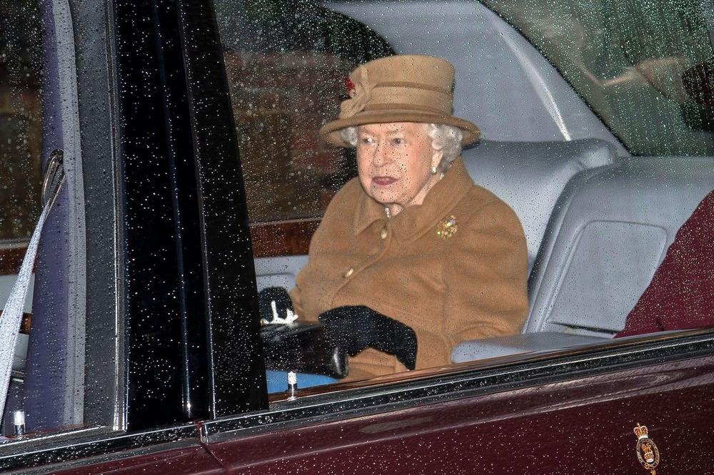 "ZABRINUT SAM, IZGLEDA TAKO KRHKO I SIĆUŠNO": Mnogi misle da Kraljica Elizabeta II neće još DUGO, sve zbog SLIKE