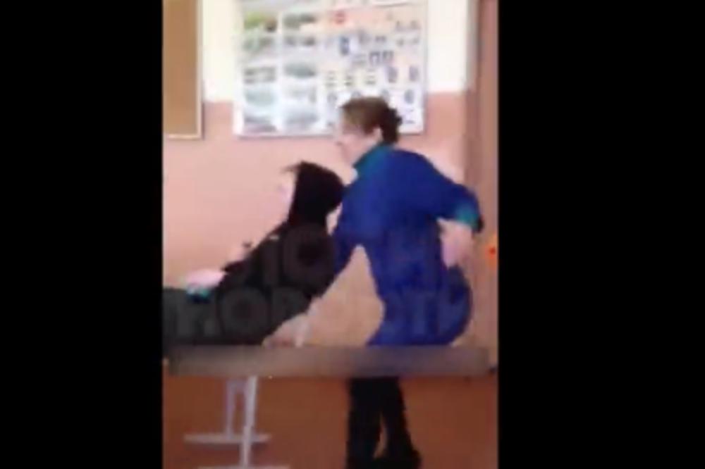 ŠOKANTAN SNIMAK IZ UČIONICE: Profesorka pobesnela i izvukla stolicu učeniku, on joj uzvratio ŠAMARIMA (VIDEO)