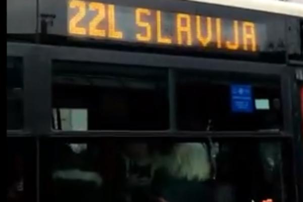 22L, 27E ILI 53? Beograđani sluđeni natpisima na ovom autobusu, zna li neko gde ide ova linija? (VIDEO)