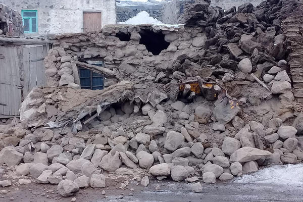 ZA DLAKU IZBEGNUTA TRAGEDIJA! Ogromna stena se dokotrljala do kuće tokom zemljotresa, gledajte samo! (FOTO)
