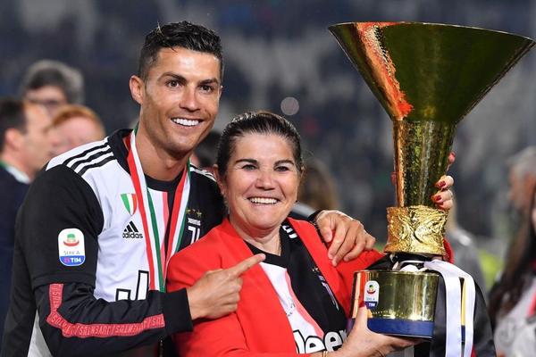 IMA SE, MOŽE SE: Kristijano Ronaldo skupocenim poklonom obradovao mamu za praznik!