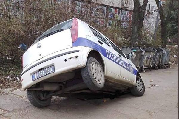 KOMIČNA SCENA U BEOGRADU: Policijski auto upao u DŽINOVSKU RUPU koja nije zakrpljena! (FOTO)