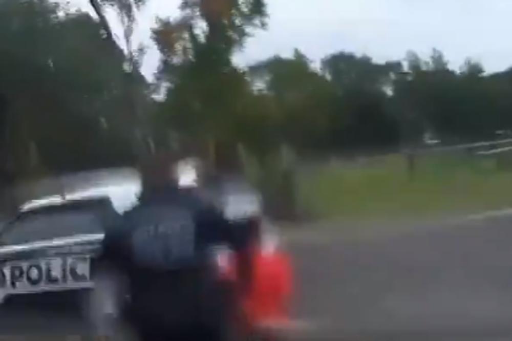 OVAJ POLICAJAC JE PSIHOPATA: Devojčica je zbog njega doživela TRAUMU za ceo život (VIDEO)