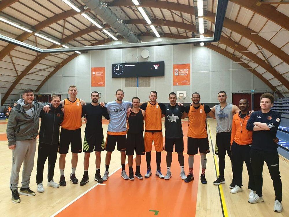 Srpski i holandski basketaši tokom trening kampa