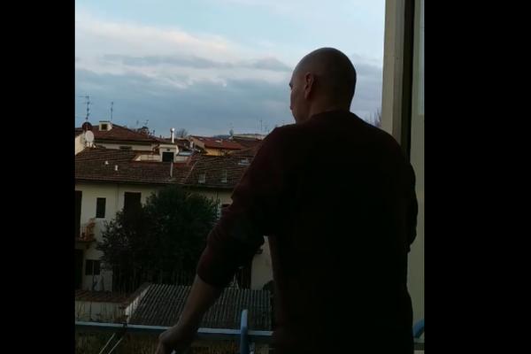EMOTIVAN SNIMAK IZ FIRENCE: Ono što je ovaj Italijan uradio mnoge je dirnulo, PRELEPO JE (VIDEO)