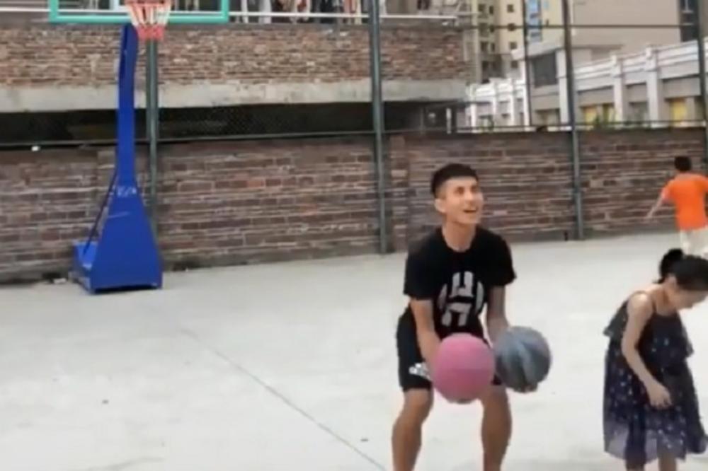 KO JE OVAJ MOMAK? Dečko ispred zgrade je upravo izveo najluđi košarkaški potez decenije - i to sa dve lopte!