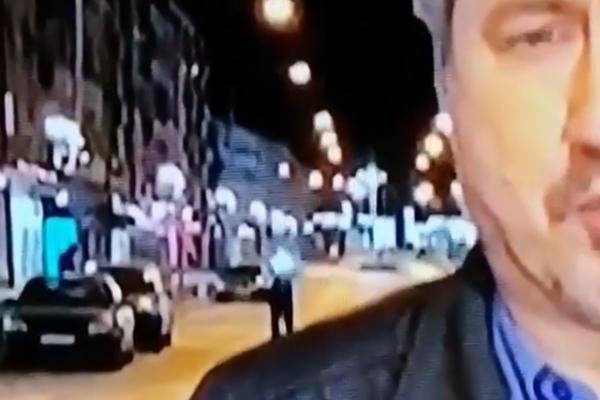 KRŠENJE ZAKONA UŽIVO: Reporter Dnevnika izveštavao o policijskom času, a mladić iza njega URADIO OVO (VIDEO)