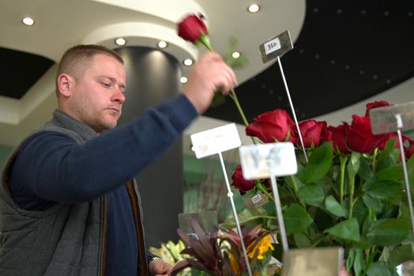 BUKET CVEĆA ZA NAŠE HEROJE: Novosadske cvećare poklanjaju cveće medicinskim radnicima