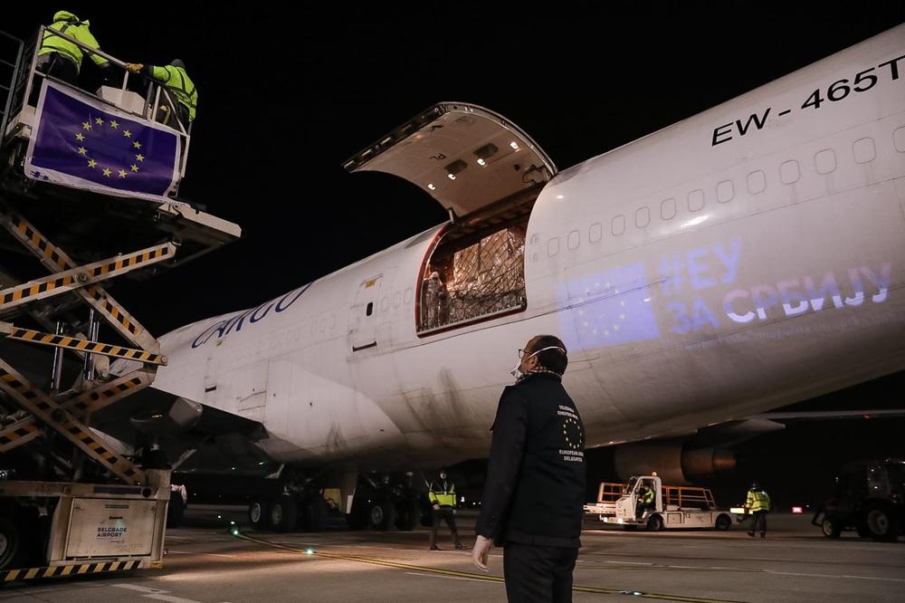 EU ŠALJE 93 MILIONA EVRA U SRBIJU: Sinoć je sleteo prvi avion s medicinskom opremom koji je platila Unija (FOTO)