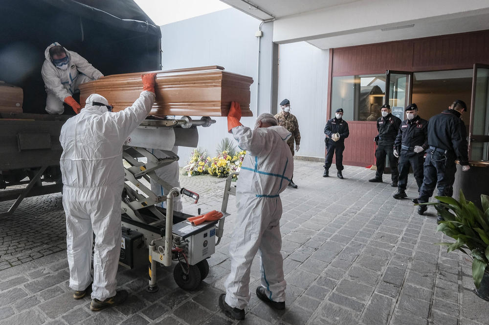 SRAMOTA: Porodici Novosađanina koji je preminuo od virusa korona prilikom sahrane naplaćen limeni sanduk!