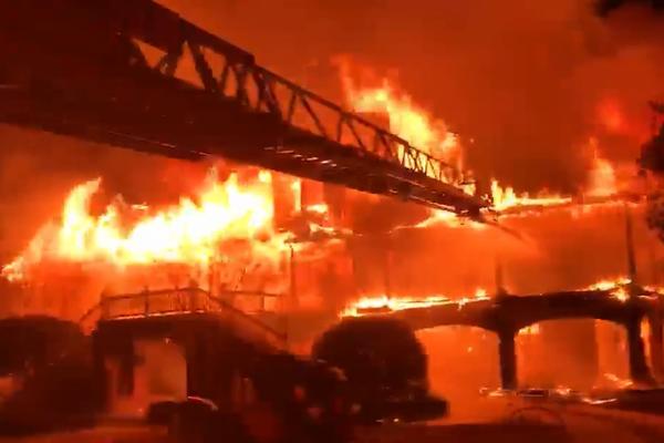 JEZIVE SCENE OBIŠLE SVET: Poznatom sportisti izgorela vila u stravičnom požaru! (VIDEO)
