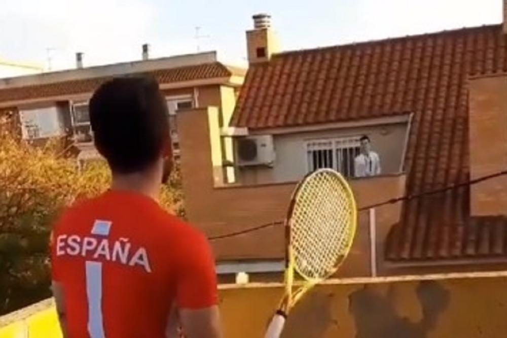 LJUDI, DA LI JE OVO ĐOKOVIĆ? Komšije u Marbelji igraju tenis preko terase, jedan mnogo liči na Novaka!