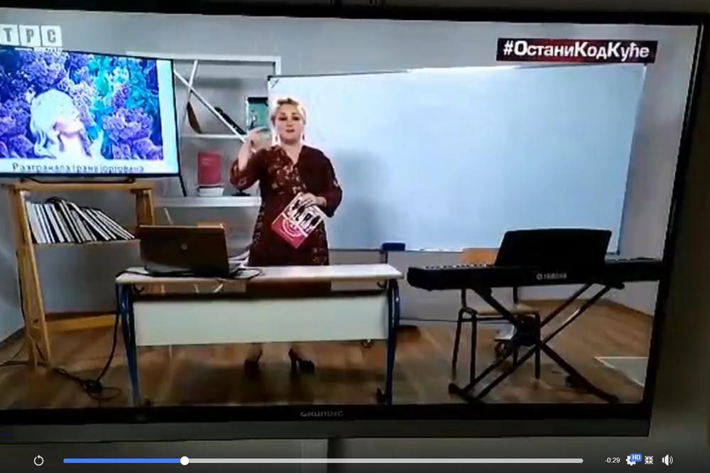 Nastavnica muzičkog na televiziji Republike Srpske peva đacima note solmizacije... otprilike...