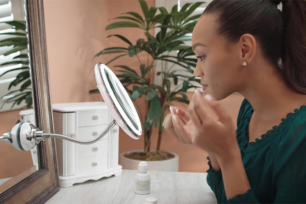 KUPITE POKLON BEZ IZLASKA IZ KUĆE: Ogledalo koje uveličava 10 puta, ima fleksibilnu dršku + LED svetlo!