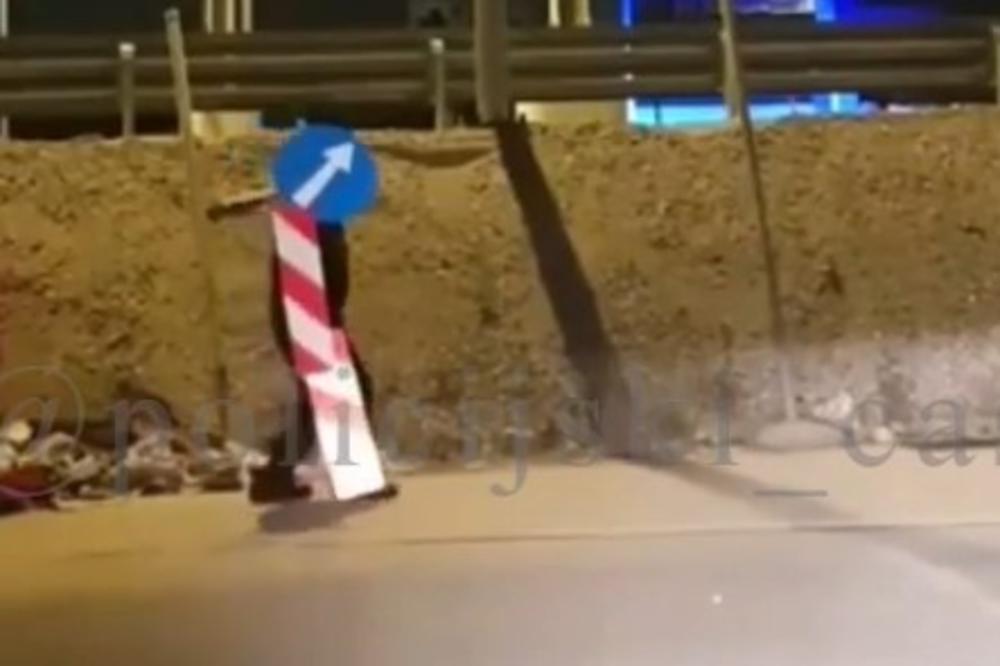ZAŠTO OVO RADITE? Čovek se sakrio iza saobraćajnog znaka za vreme policijskog časa, a onda su naišla KOLA (VIDEO)