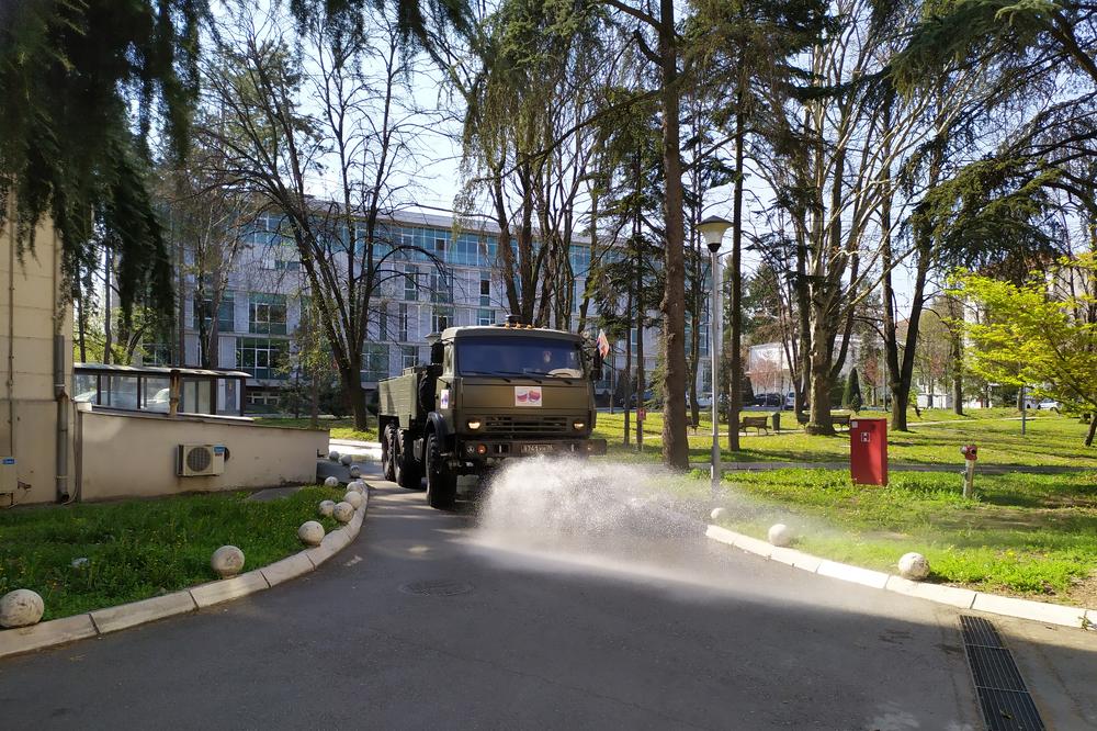 OVAKO TO RADE BAĆUŠKE: Ruski vojni stručnjaci dezinfikovali 65.000 kvadrata u Srbiji (VIDEO)