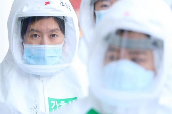 VAKCINA STIŽE VEĆ ZA 3 MESECA?! Najveći kineski stručnjak otkrio šta ubija virus i koja je zaštita najefikasnija