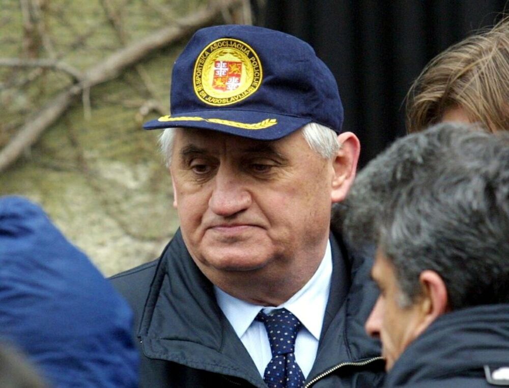 Vlajko Stojiljković se ubio 11.4.2002. godine ispred Skupštine Srbije
