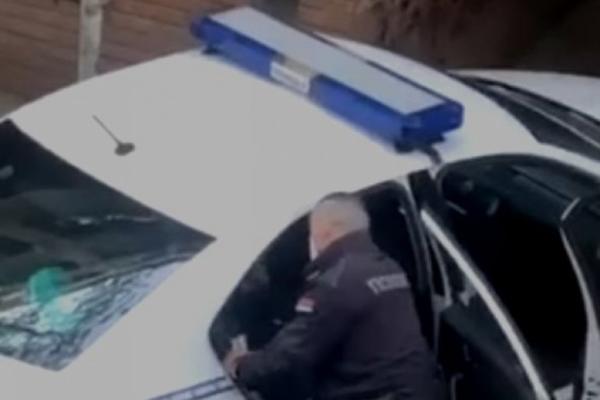 POLICAJAC BRUTALNO PREBIJA PRIVEDNOG MLADIĆA: Procurio jeziv snimak iz Srbije (VIDEO)