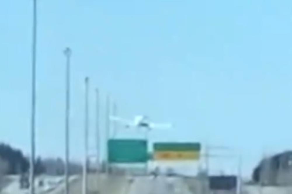 E, OVO NIKAD NISTE VIDELI! Pilot je uspeo da spusti avion nasred prepunog auto-puta (VIDEO)