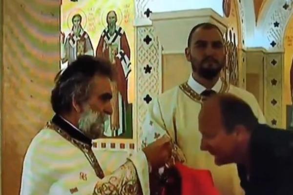 DŽABE APELI PATRIJARHA: Ova scena danas snimljena u srpskoj crkvi! Gužva se stvorila kod još jedne svetinje (VIDEO)