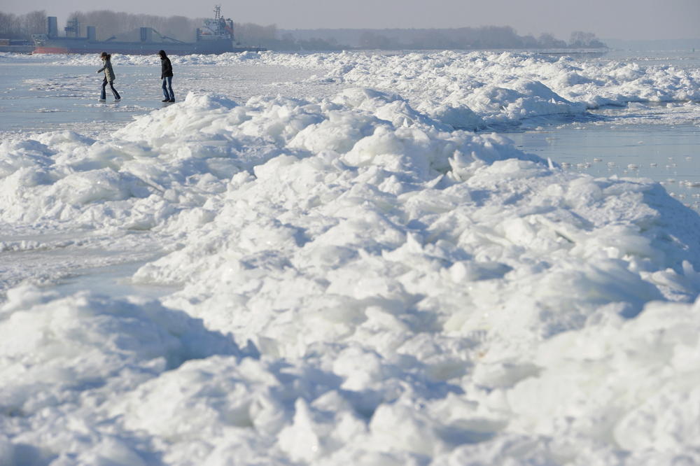 JEZIVO U RUSIJI: Sneg zatrpao petoro ljudi, uključujući DVOJE DECE!