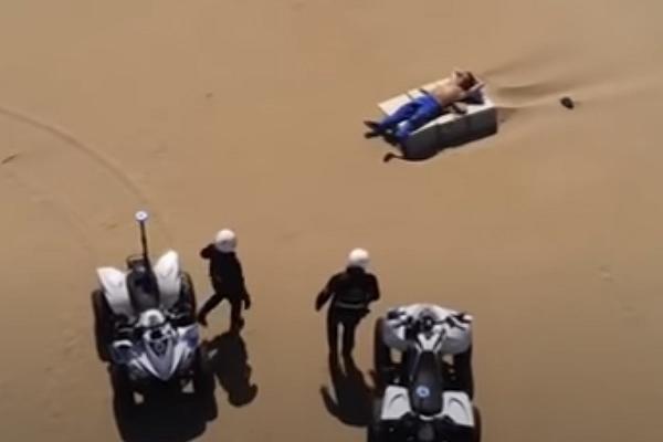 POGLEDAJTE ŠTA RADI POLICIJA U ITALIJI! Ovako su lovili čoveka koji je u Riminiju hteo da se sunča! (VIDEO)