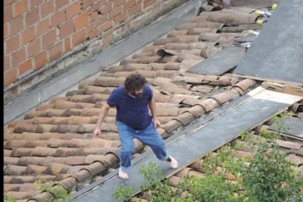 DA LI JE OVO POSLEDNJA ESKOBAROVA FOTOGRAFIJA? Kralj kokaina bos beži preko krovova, sekundu kasnije nije ga bilo
