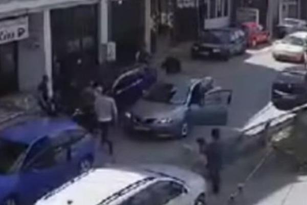 BRUTALNA TUČA U NOVOM PAZARU! Automobili su se zaustavili, a onda je usledila masovna makljaža! (VIDEO)