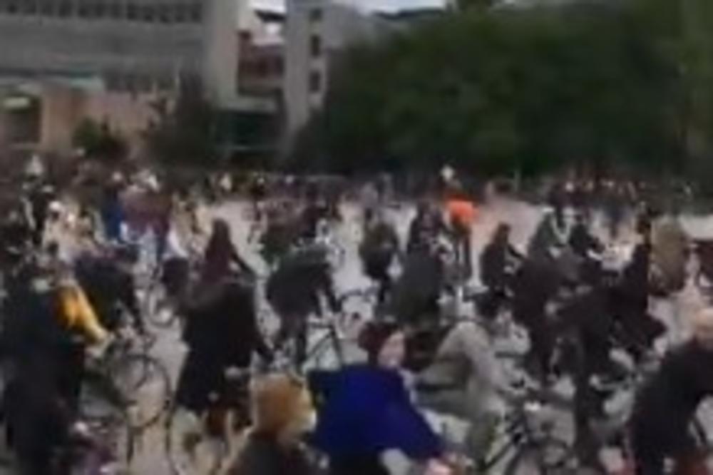 S BALKONA NA BICIKLE: Slovenci izašli na ulice nakon što su u javnost procurele MALVERZACIJE VLADE (VIDEO)