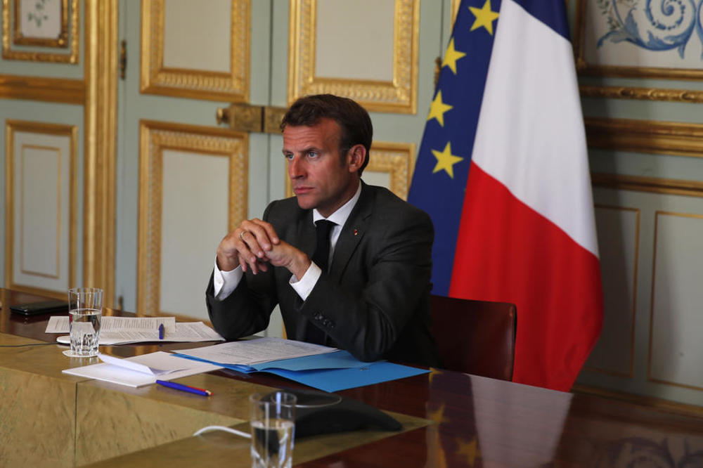 MAKRON NA METI OŠTRIH OSUDA: Francuski predsednik izazvao KRITIKE u parlametnu i PROTESTE rivala
