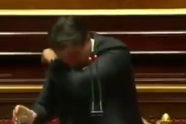 OVO NE BI SMEO PREMIJER ZEMLJE SA TOLIKO UMRLIH: Đuzepe Konte DOŽIVEO UŽAS u parlamentu! Skandal! (VIDEO)