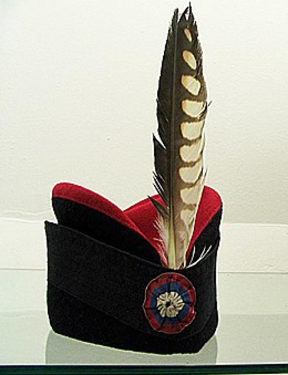 Muška sokolska kapa sa srpskom kokardom