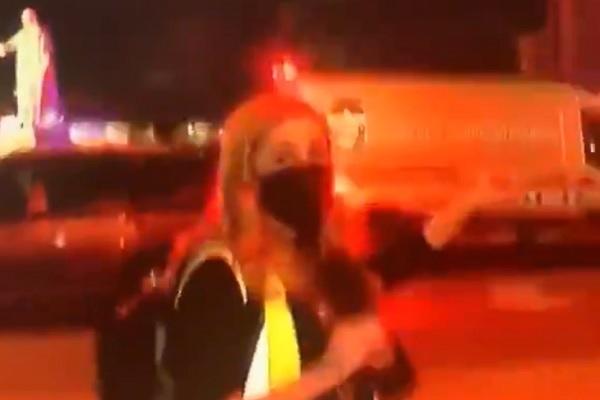 POLICIJA IZ ČISTA MIRA ZAPUCALA NA NOVINARKU I KAMERMANA: Užasne, užasne scene tokom protesta u SAD!